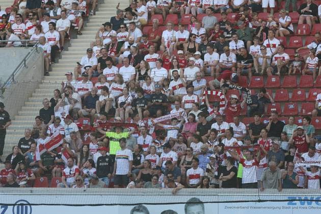 29.07.2026 xmgoodx Offenbach am Main, Plutos Stadion am Bieberer Berg - Jubiläumsspiel Kickers Offenbach (OFC) - VfB Stuttgart Die mitgeristen VfB-Fans *** July 29, 2026 xmgoodx Offenbach am Main, Pluto Stadium at Bieberer Berg Anniversary Match: Kickers Offenbach OFC vs. VfB Stuttgart The VfB fans who came along