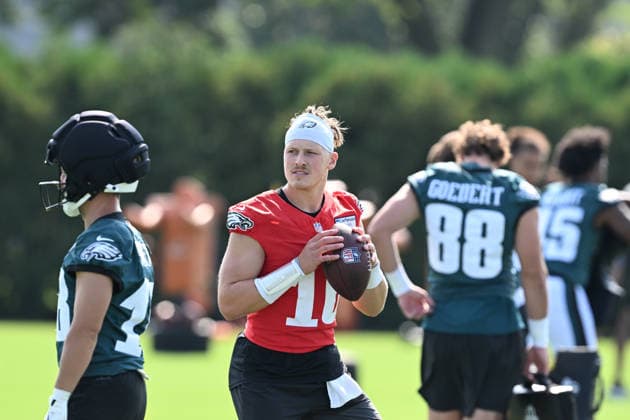 PHILADELPHIA, PA - JULY 29: Philadelphia Eagles quarterback Cole Payton 10 runs a drill during the Philadelphia Eagles training camp on July 29th, 2026 at Jefferson Health Training Complex in Philadelphia, PA. (Photo by Terence Lewis Icon Sportswire) NFL, American Football Herren, USA JUL 29 Eagles Training Camp EDITORIAL USE ONLY Icon260729007