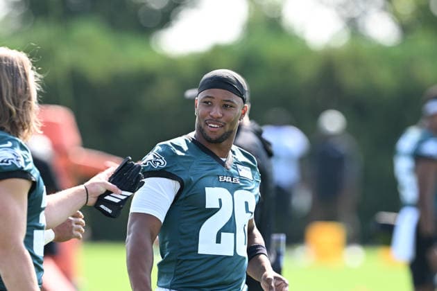 PHILADELPHIA, PA - JULY 29: Philadelphia Eagles running back Saquon Barkley 26 looks on during the Philadelphia Eagles training camp on July 29th, 2026 at Jefferson Health Training Complex in Philadelphia, PA. (Photo by Terence Lewis Icon Sportswire) NFL, American Football Herren, USA JUL 29 Eagles Training Camp EDITORIAL USE ONLY Icon260729009