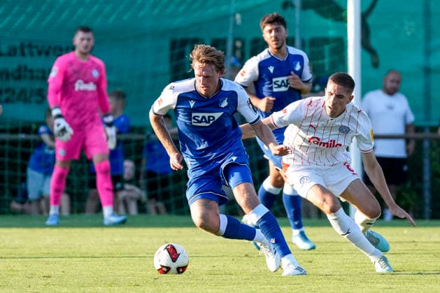 v.li.: Wouter Burger (Hoffenheim, 18), Marko Ivezic (Kiel, 6), Zweikampf, Spielszene, Duell, duel, tackle, tackling, Dynamik, Action, Aktion, 29.07.2026, Zuzenhausen (Deutschland), Fussball, Testspiel, TSG 1899 Hoffenheim - Holstein Kiel, DFB DFL REGULATIONS PROHIBIT ANY USE OF PHOTOGRAPHS AS IMAGE SEQUENCES AND OR QUASI-VIDEO. *** v li Wouter Burger Hoffenheim, 18, Marko Ivezic Kiel, 6, tackle, game scene, duel, tackle, tackling, dynamism, action, 07 29 2026, Zuzenhausen, Germany, soccer, friendly match, TSG 1899 Hoffenheim vs. Holstein Kiel, DFB and DFL regulations prohibit any use of photographs as image sequences and or quasi-video xozx