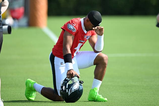 PHILADELPHIA, PA - JULY 29: Philadelphia Eagles quarterback Jalen Hurts 1 takes a moment before practice begins during the Philadelphia Eagles training camp on July 29th, 2026 at Jefferson Health Training Complex in Philadelphia, PA. (Photo by Terence Lewis Icon Sportswire) NFL, American Football Herren, USA JUL 29 Eagles Training Camp EDITORIAL USE ONLY Icon260729012