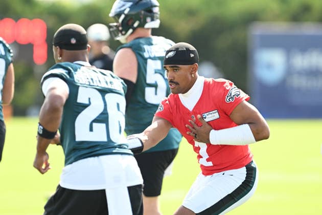 PHILADELPHIA, PA - JULY 29: Philadelphia Eagles quarterback Jalen Hurts 1 runs a drill during the Philadelphia Eagles training camp on July 29th, 2026 at Jefferson Health Training Complex in Philadelphia, PA. (Photo by Terence Lewis Icon Sportswire) NFL, American Football Herren, USA JUL 29 Eagles Training Camp EDITORIAL USE ONLY Icon260729014