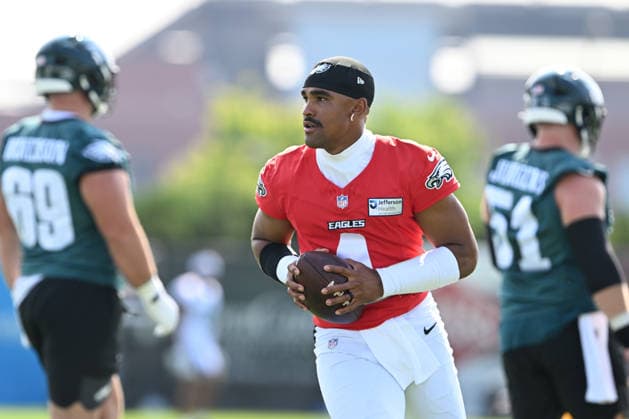 PHILADELPHIA, PA - JULY 29: Philadelphia Eagles quarterback Jalen Hurts 1 runs a drill during the Philadelphia Eagles training camp on July 29th, 2026 at Jefferson Health Training Complex in Philadelphia, PA. (Photo by Terence Lewis Icon Sportswire) NFL, American Football Herren, USA JUL 29 Eagles Training Camp EDITORIAL USE ONLY Icon260729016