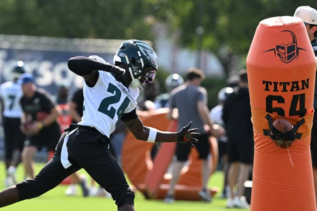 PHILADELPHIA, PA - JULY 29: Philadelphia Eagles safety Andrew Mukuba 24 runs a drill during the Philadelphia Eagles training camp on July 29th, 2026 at Jefferson Health Training Complex in Philadelphia, PA. (Photo by Terence Lewis Icon Sportswire) NFL, American Football Herren, USA JUL 29 Eagles Training Camp EDITORIAL USE ONLY Icon260729019