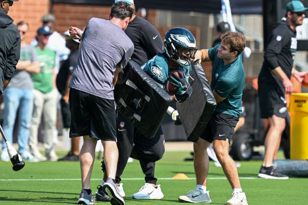 PHILADELPHIA, PA - JULY 29: Philadelphia Eagles running back Saquon Barkley 26 runs a drill during the Philadelphia Eagles training camp on July 29th, 2026 at Jefferson Health Training Complex in Philadelphia, PA. (Photo by Terence Lewis Icon Sportswire) NFL, American Football Herren, USA JUL 29 Eagles Training Camp EDITORIAL USE ONLY Icon260729020