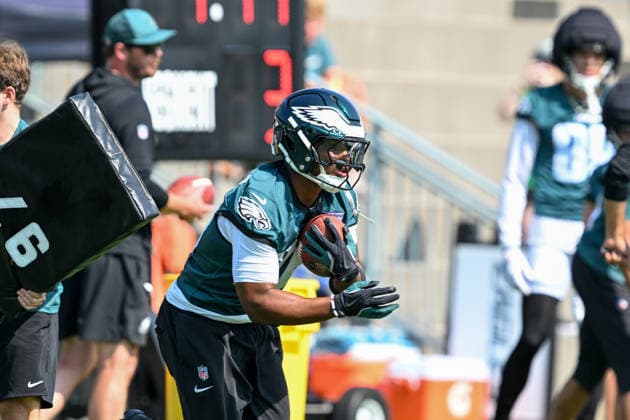 PHILADELPHIA, PA - JULY 29: Philadelphia Eagles running back Saquon Barkley 26 runs a drill during the Philadelphia Eagles training camp on July 29th, 2026 at Jefferson Health Training Complex in Philadelphia, PA. (Photo by Terence Lewis Icon Sportswire) NFL, American Football Herren, USA JUL 29 Eagles Training Camp EDITORIAL USE ONLY Icon260729021