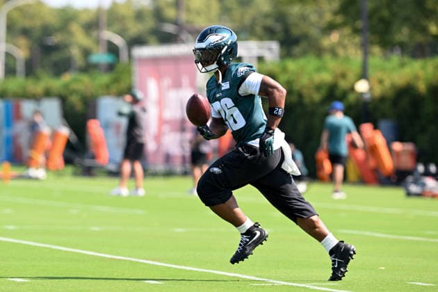 PHILADELPHIA, PA - JULY 29: Philadelphia Eagles running back Saquon Barkley 26 flips the ball during the Philadelphia Eagles training camp on July 29th, 2026 at Jefferson Health Training Complex in Philadelphia, PA. (Photo by Terence Lewis Icon Sportswire) NFL, American Football Herren, USA JUL 29 Eagles Training Camp EDITORIAL USE ONLY Icon260729025