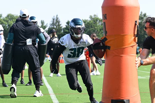 PHILADELPHIA, PA - JULY 29: Philadelphia Eagles safety Ambry Thomas 38 runs a drill during the Philadelphia Eagles training camp on July 29th, 2026 at Jefferson Health Training Complex in Philadelphia, PA. (Photo by Terence Lewis Icon Sportswire) NFL, American Football Herren, USA JUL 29 Eagles Training Camp EDITORIAL USE ONLY Icon260729030