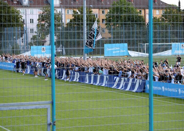 Fussball, Herren, Regionalliga Bayern, Saison 2026 2027, TSV 1860 München, Training Fanmarsch,Auflauf der Ultras, EV Anhänger am Trainingsgelände bei Training des TSV 1860 München, Gesänge, Anfeuern, stehend hinter der Bande beim Training *** Soccer, Men s, Bavarian Regional League, 2026–2027 Season, TSV 1860 Munich, fan march to practice, Ultras gathering, EV supporters at the training facility during TSV 1860 Munich practice, chants, cheering, standing behind the sidelines during practice