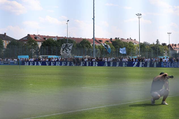 Fussball, Herren, Regionalliga Bayern, Saison 2026 2027, TSV 1860 München, Training Fanmarsch,Auflauf der Ultras, EV Anhänger am Trainingsgelände bei Training des TSV 1860 München, Gesänge, Anfeuern *** Soccer, Men s, Bavarian Regional League, 2026–2027 Season, TSV 1860 Munich, Training Session, Fan March, Ultras Gathering, EV Supporters at the Training Facility During TSV 1860 Munich s Training Session, Chants, Cheering