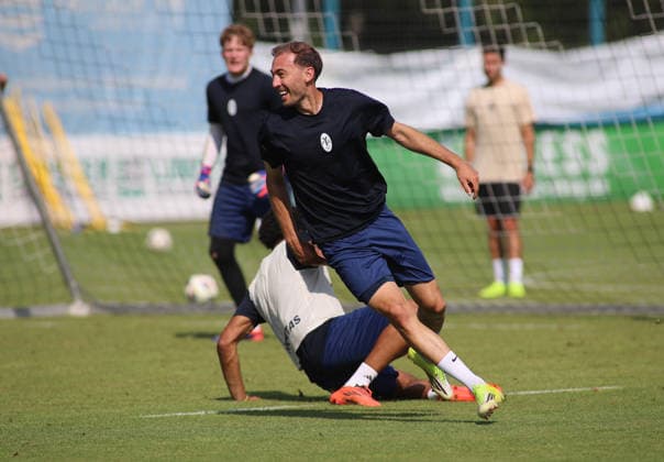 Fussball, Herren, Regionalliga Bayern, Saison 2026 2027, TSV 1860 München, Training Michael Eberwein (TSV 1860 München) im Laufen, grinsen, grinsend *** Soccer, Men s, Bavarian Regional League, 2026–2027 Season, TSV 1860 Munich, Michael Eberwein coaching TSV 1860 Munich during a run, grinning, with a grin