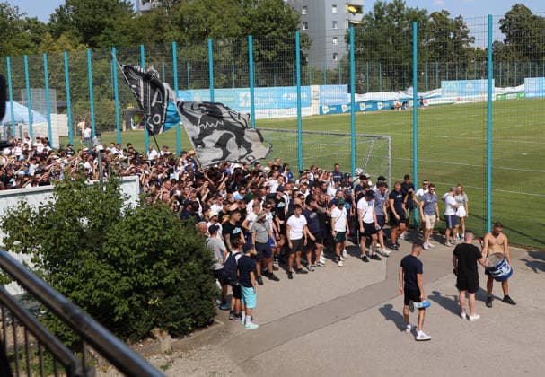 Fussball, Herren, Regionalliga Bayern, Saison 2026 2027, TSV 1860 München, Training Fanmarsch,Auflauf der Ultras, EV Anhänger am Trainingsgelände bei Training des TSV 1860 München, Gesänge, Anfeuern *** Soccer, Men s, Bavarian Regional League, 2026–2027 Season, TSV 1860 Munich, Training Session, Fan March, Ultras Gathering, EV Supporters at the Training Facility During TSV 1860 Munich s Training Session, Chants, Cheering