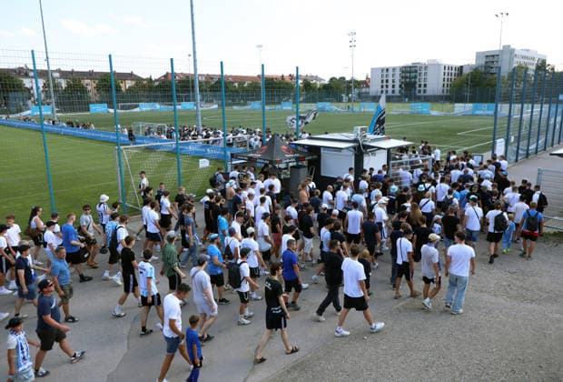 Fussball, Herren, Regionalliga Bayern, Saison 2026 2027, TSV 1860 München, Training Fanmarsch,Auflauf der Ultras, EV Anhänger am Trainingsgelände bei Training des TSV 1860 München, Gesänge, Anfeuern *** Soccer, Men s, Bavarian Regional League, 2026–2027 Season, TSV 1860 Munich, Training Session, Fan March, Ultras Gathering, EV Supporters at the Training Facility During TSV 1860 Munich s Training Session, Chants, Cheering