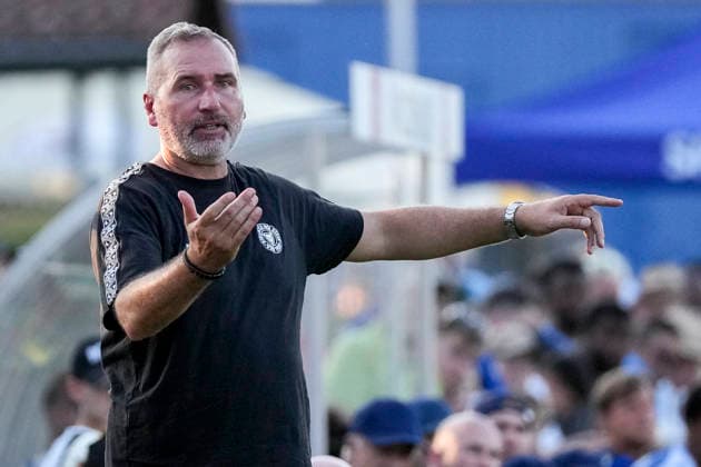 Tim Walter (Trainer, Cheftrainer, Kiel), gibt Anweisungen, gestikuliert, mit den Armen gestikulieren, Einzelbild, Einzelfoto, Aktion, Action, 29.07.2026, Zuzenhausen (Deutschland), Fussball, Testspiel, TSG 1899 Hoffenheim - Holstein Kiel, DFB DFL REGULATIONS PROHIBIT ANY USE OF PHOTOGRAPHS AS IMAGE SEQUENCES AND OR QUASI-VIDEO. *** Tim Walter, coach and head coach of Kiel, gives instructions, gesturing with his arms; single frame, single photo, action, July 29, 2026, Zuzenhausen, Germany, soccer, friendly match, TSG 1899 Hoffenheim vs. Holstein Kiel, DFB and DFL regulations prohibit any use of photographs as image sequences and or quasi-video xozx