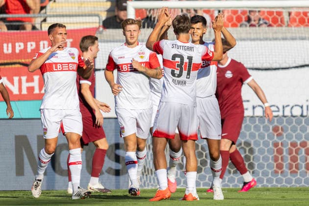 Testspiel: Kickers Offenbach -VFB Stuttgart, 29.07.2026 Christopher Olivier (VfB Stuttgart 31) erzielte das Tor zum 0:1 und klatscht mit seinen mitspielern ab, Kickers Offenbach - VFB Stuttgart, Offenbach, Plutos Stadion am Bieberer Berg, 29.7.2026 *** Friendly Match: Kickers Offenbach vs. VFB Stuttgart, July 29, 2026: Christopher Olivier of VfB Stuttgart, number 31, scored the goal to make it 0–1 and high-fives his teammates; Kickers Offenbach vs. VfB Stuttgart, Offenbach, Pluto Stadium at Bieberer Berg, July 29, 2026 Copyright: xBEAUTIFULxSPORTS Gawlikx