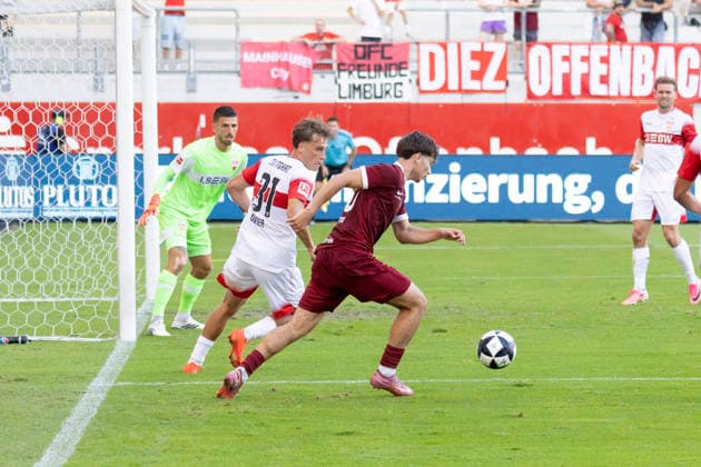 Testspiel: Kickers Offenbach -VFB Stuttgart, 29.07.2026 Alessandro Pistritto (Kickers Offenbach 30) & Christopher Olivier (VfB Stuttgart 31) & Chema Andres (VfB Stuttgart 30), Kickers Offenbach - VFB Stuttgart, Offenbach, Plutos Stadion am Bieberer Berg, 29.7.2026 *** Friendly Match: Kickers Offenbach vs. VFB Stuttgart, July 29, 2026 Alessandro Pistritto Kickers Offenbach 30 Christopher Olivier VfB Stuttgart 31 Chema Andres VfB Stuttgart 30, Kickers Offenbach vs. VfB Stuttgart, Offenbach, Plutos Stadium at Bieberer Berg, July 29, 2026 Copyright: xBEAUTIFULxSPORTS Gawlikx
