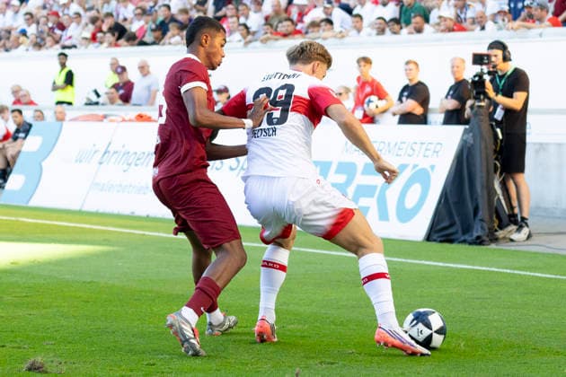 Testspiel: Kickers Offenbach -VFB Stuttgart, 29.07.2026 Adam Loune (Kickers Offenbach 25) & Finn Jeltsch (VfB Stuttgart 29) im zweikampf um den Ball, Kickers Offenbach - VFB Stuttgart, Offenbach, Plutos Stadion am Bieberer Berg, 29.7.2026 *** Friendly Match: Kickers Offenbach vs. VFB Stuttgart, July 29, 2026: Adam Loune (Kickers Offenbach) and Finn Jeltsch (VfB Stuttgart) battle for the ball, Kickers Offenbach vs. VfB Stuttgart, Offenbach, Plutos Stadium at Bieberer Berg, July 29, 2026 Copyright: xBEAUTIFULxSPORTS Gawlikx