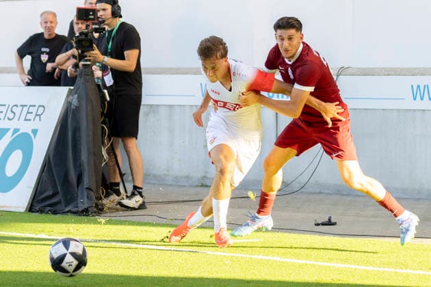 Testspiel: Kickers Offenbach -VFB Stuttgart, 29.07.2026 Nathan Doganay (Kickers Offenbach 22) & Christopher Olivier (VfB Stuttgart 31) im zweikampf um den Ball, Kickers Offenbach - VFB Stuttgart, Offenbach, Plutos Stadion am Bieberer Berg, 29.7.2026 *** Friendly Match: Kickers Offenbach vs. VFB Stuttgart, July 29, 2026: Nathan Doganay (Kickers Offenbach) 22 vs. Christopher Olivier (VfB Stuttgart) 31 in a battle for the ball, Kickers Offenbach vs. VfB Stuttgart, Offenbach, Pluto Stadium at Bieberer Berg, July 29, 2026 Copyright: xBEAUTIFULxSPORTS Gawlikx