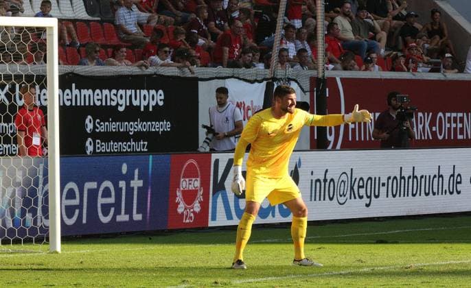 29.07.2026 xmgoodx Offenbach am Main, Plutos Stadion am Bieberer Berg - Jubiläumsspiel Kickers Offenbach (OFC) - VfB Stuttgart Torwart Johannes Brinkies (1, OFC) *** July 29, 2026 xmgoodx Offenbach am Main, Pluto Stadium at Bieberer Berg Anniversary Match: Kickers Offenbach OFC vs. VfB Stuttgart Goalkeeper Johannes Brinkies 1, OFC