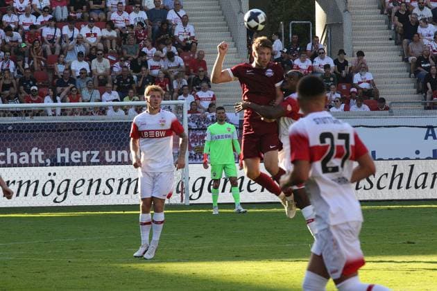 29.07.2026 xmgoodx Offenbach am Main, Plutos Stadion am Bieberer Berg - Jubiläumsspiel Kickers Offenbach (OFC) - VfB Stuttgart Kristjan Ara Cesen (14, OFC) gegen Dan-Axel Zagadou (VfB) *** July 29, 2026 xmgoodx Offenbach am Main, Pluto Stadium at Bieberer Berg Anniversary Match: Kickers Offenbach OFC vs. VfB Stuttgart Kristjan Ara Cesen 14, OFC vs. Dan Axel Zagadou VfB