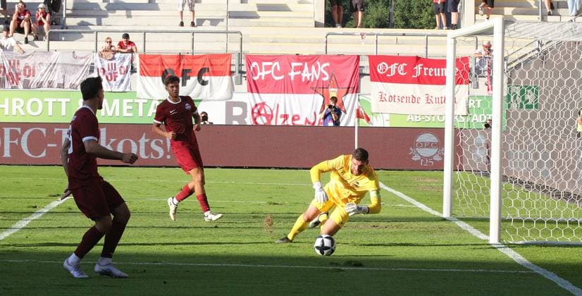29.07.2026 xmgoodx Offenbach am Main, Plutos Stadion am Bieberer Berg - Jubiläumsspiel Kickers Offenbach (OFC) - VfB Stuttgart Torwart Johannes Brinkies (1, OFC) *** July 29, 2026 xmgoodx Offenbach am Main, Pluto Stadium at Bieberer Berg Anniversary Match: Kickers Offenbach OFC vs. VfB Stuttgart Goalkeeper Johannes Brinkies 1, OFC