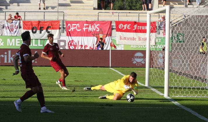 29.07.2026 xmgoodx Offenbach am Main, Plutos Stadion am Bieberer Berg - Jubiläumsspiel Kickers Offenbach (OFC) - VfB Stuttgart Torwart Johannes Brinkies (1, OFC) *** July 29, 2026 xmgoodx Offenbach am Main, Pluto Stadium at Bieberer Berg Anniversary Match: Kickers Offenbach OFC vs. VfB Stuttgart Goalkeeper Johannes Brinkies 1, OFC