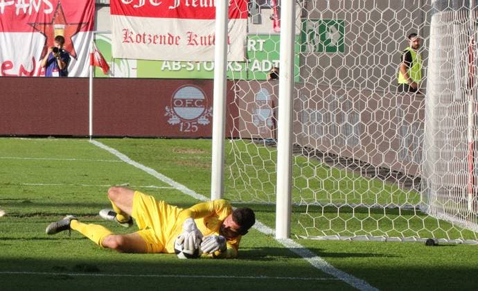 29.07.2026 xmgoodx Offenbach am Main, Plutos Stadion am Bieberer Berg - Jubiläumsspiel Kickers Offenbach (OFC) - VfB Stuttgart Torwart Johannes Brinkies (1, OFC) *** July 29, 2026 xmgoodx Offenbach am Main, Pluto Stadium at Bieberer Berg Anniversary Match: Kickers Offenbach OFC vs. VfB Stuttgart Goalkeeper Johannes Brinkies 1, OFC