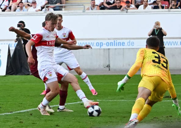 29.07.2026, xsltx, Fussball Testspiel, Kickers Offenbach - VfB Stuttgart v.l. Yannik Spalt (VfB Stuttgart) trifft zum 6:1, re. Nikolas Tatomirovic (Kickers Offenbach) (DFL DFB REGULATIONS PROHIBIT ANY USE OF PHOTOGRAPHS as IMAGE SEQUENCES and or QUASI-VIDEO) *** July 29, 2026, xsltx, soccer friendly, Kickers Offenbach vs. VfB Stuttgart – Yannik Spalt of VfB Stuttgart scores to make it 6–1; Nikolas Tatomirovic of Kickers Offenbach. DFL and DFB regulations prohibit any use of photographs as image sequences and or quasi-video.