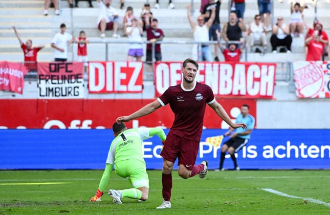 29.07.2026, xpsx, Fussball Testspiel, Kickers Offenbach - VfB Stuttgart v.l. celebrate the goal, Torjubel zum 1:3 Torschütze Benedikt von Hagen (Offenbacher Kickers) (DFL DFB REGULATIONS PROHIBIT ANY USE OF PHOTOGRAPHS as IMAGE SEQUENCES and or QUASI-VIDEO) emspor Offenbach *** July 29, 2026, xpsx, Soccer Friendly Match, Kickers Offenbach vs. VfB Stuttgart—celebrating the goal, Goal celebration for the 1-3 goal; scorer: Benedikt von Hagen, Offenbach Kickers. DFL and DFB regulations prohibit any use of photographs as image sequences and or quasi-video. emspor Offenbach