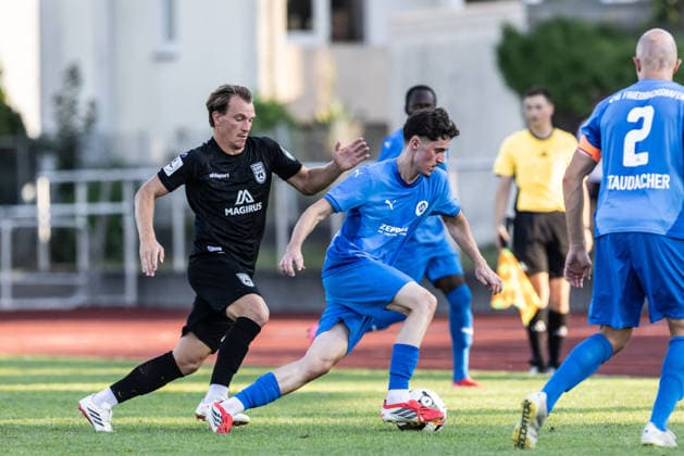v.l. Emanuel Taffertshofer (SSV Ulm 1846 Fußball, 22), Romeo Lindinger (VfB Friedrichshafen, 19 VfB Friedrichshafen vs. SSV Ulm 1846 Fußball, Fussball, Wfv-Pokal, 2. Runde, Zeppelinstadion Friedrichshafen 29.07.26 VfB Friedrichshafen vs. SSV Ulm 1846 Fußball, Fussball, Wfv-Pokal, 2. Runde, Zeppelinstadion Friedrichshafen 29.07.26 Friedrichshafen *** L-R: Emanuel Taffertshofer (SSV Ulm 1846), 22; Romeo Lindinger (VfB Friedrichshafen), 19; VfB Friedrichshafen vs. SSV Ulm 1846; soccer, Wfv Cup, Round 2, Zeppelinstadion Friedrichshafen, July 29, 2026, VfB Friedrichshafen vs. SSV Ulm 1846 Soccer, WfV Cup, 2nd Round, Zeppelin Stadium, Friedrichshafen, July 29, 2026, Friedrichshafen Copyright: xEibner-Pressefotox EP_EER
