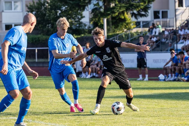 v.l. Kai Kramer (VfB Friedrichshafen, 11), Benjamin Goller (SSV Ulm 1846 Fußball, 07) VfB Friedrichshafen vs. SSV Ulm 1846 Fußball, Fussball, Wfv-Pokal, 2. Runde, Zeppelinstadion Friedrichshafen 29.07.26 VfB Friedrichshafen vs. SSV Ulm 1846 Fußball, Fussball, Wfv-Pokal, 2. Runde, Zeppelinstadion Friedrichshafen 29.07.26 Friedrichshafen *** v l Kai Kramer, VfB Friedrichshafen, 11, Benjamin Goller, SSV Ulm 1846 Soccer, 07 VfB Friedrichshafen vs. SSV Ulm 1846 Soccer, WfV Cup, 2nd Round, Zeppelin Stadium, Friedrichshafen, July 29, 2026, VfB Friedrichshafen vs. SSV Ulm 1846 Soccer, WfV Cup, 2nd Round, Zeppelin Stadium, Friedrichshafen, July 29, 2026, Friedrichshafen Copyright: xEibner-Pressefotox EP_EER