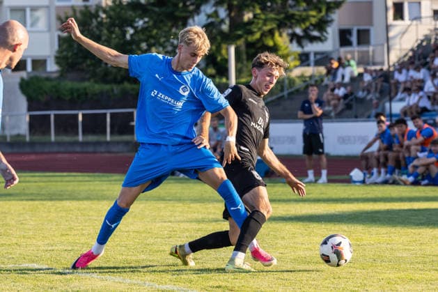 v.l. Kai Kramer (VfB Friedrichshafen, 11), Benjamin Goller (SSV Ulm 1846 Fußball, 07) VfB Friedrichshafen vs. SSV Ulm 1846 Fußball, Fussball, Wfv-Pokal, 2. Runde, Zeppelinstadion Friedrichshafen 29.07.26 VfB Friedrichshafen vs. SSV Ulm 1846 Fußball, Fussball, Wfv-Pokal, 2. Runde, Zeppelinstadion Friedrichshafen 29.07.26 Friedrichshafen *** v l Kai Kramer, VfB Friedrichshafen, 11, Benjamin Goller, SSV Ulm 1846 Soccer, 07 VfB Friedrichshafen vs. SSV Ulm 1846 Soccer, WfV Cup, 2nd Round, Zeppelin Stadium, Friedrichshafen, July 29, 2026, VfB Friedrichshafen vs. SSV Ulm 1846 Soccer, WfV Cup, 2nd Round, Zeppelin Stadium, Friedrichshafen, July 29, 2026, Friedrichshafen Copyright: xEibner-Pressefotox EP_EER