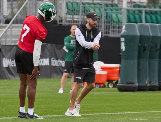 New York Jets quarterback coach Bill Musgrave with Gino Smith (7) during training camp at the Atlantic Health Jets Training Center, Florham Park, New Jersey. CSM Florham Park United States - ZUMAc04_ 20260729_zma_c04_006 Copyright: xDuncanxWilliamsx