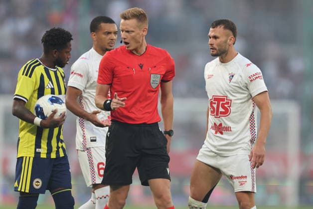 Gornik Zabrze v Fenerbahce - UEFA Champions League - Qualifying round ZABRZE, POLAND - JULY 29: Referee talks with Fred (L) of Fenerbahce during the UEFA Champions League second leg of the second qualifying round at Arena Zabrze in Zabrze, Poland on July 29, 2026. Jakub Porzycki Anadolu Zabrze Poland. Editorial use only. Please get in touch for any other usage.  Copyright: x2026xAnadoluxJakubxPorzyckix