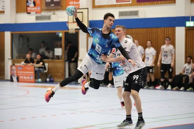 Domen Makuc springt in der Werner-Kuhrt-Halle in Hohn hoch und zieht zum Wurf ab, während Thure Bielfeld ( 17; HSG Eider Harde) versucht, den Abschluss zu blocken. Im Hintergrund sind weitere Spieler beider Teams zu sehen. Domen Makuc (THW Kiel) beim Sprungwurf gegen Thure Bielfeld ( 17; HSG Eider Harde) *** Domen Makuc jumps high in the Werner Kuhrt Hall in Hohn and goes up for a shot, while Thure Bielfeld 17 of HSG Eider Harde tries to block the shot. In the background, other players from both teams can be seen. Domen Makuc of THW Kiel takes a jump shot against Thure Bielfeld 17 of HSG Eider Harde. Copyright: xspeedshotx