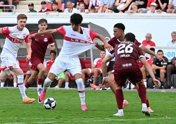 29.07.2026, xsltx, Fussball Testspiel, Kickers Offenbach - VfB Stuttgart v.l. Ertugrul Yigit (VfB Stuttgart) wird von Mohamadaziz Abdelhadi (Kickers Offenbach) am Trikot gezupft, Beobachter ist Bastian Frölich (Kickers Offenbach) (DFL DFB REGULATIONS PROHIBIT ANY USE OF PHOTOGRAPHS as IMAGE SEQUENCES and or QUASI-VIDEO) *** July 29, 2026, xsltx, soccer friendly, Kickers Offenbach vs. VfB Stuttgart, Ertugrul Yigit (VfB Stuttgart) has his jersey tugged by Mohamadaziz Abdelhadi (Kickers Offenbach), Observer: Bastian Frölich, Kickers Offenbach. DFL and DFB regulations prohibit any use of photographs as image sequences and or quasi-video.