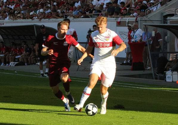 29.07.2026 xmgoodx Offenbach am Main, Plutos Stadion am Bieberer Berg - Jubiläumsspiel Kickers Offenbach (OFC) - VfB Stuttgart Maximilian Schmid (9, OFC) gegen Finn Jeltsch (VfB9 *** July 29, 2026 xmgoodx Offenbach am Main, Pluto Stadium at Bieberer Berg Anniversary Match: Kickers Offenbach OFC vs. VfB Stuttgart Maximilian Schmid 9, OFC vs. Finn Jeltsch VfB9