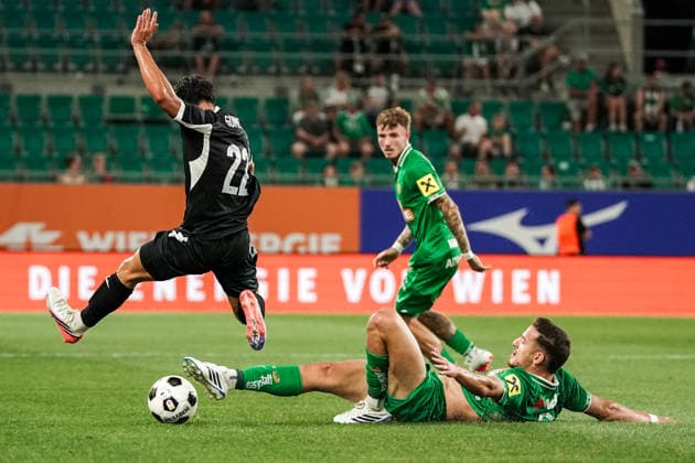 Fussball: Österreich: UEFA Conference League Qualifikation 2026 2027 - 2. Runde, 29.07.2027 - SK Rapid Wien (Österreich) vs. FC Santa Coloma (Andorra) - Allianz Stadion (Wien, Hütteldorf, Österreich); Alex Gomez (Santa Coloma), Ercan Kara (Rapid Wien) *** Soccer Austria UEFA Conference League Qualifiers 2026–2027, Round 2, July 29, 2027: SK Rapid Vienna (Austria) vs. FC Santa Coloma (Andorra) at Allianz Stadium, Vienna, Hütteldorf, Austria. Alex Gomez (Santa Coloma), Ercan Kara (Rapid Vienna) Copyright: xLUKAxKOLANOVICx