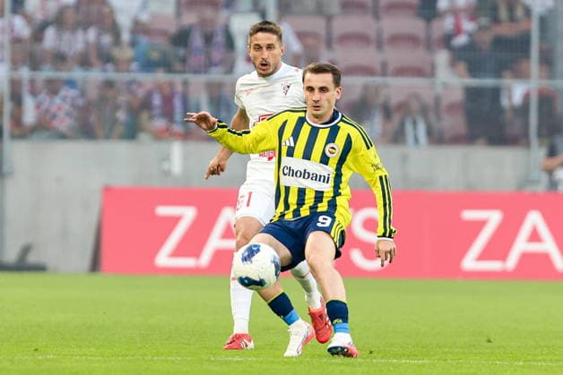 29.07.2025, Zabrze Liga Mistrzow UEFA sezon 2026 27 runda II kwalifikacji, Gornik Zabrze - Fenerbahce SK Stambul - UEFA Champions League football Match season 2026 27 round II qualification Gornik Zabrze - Fenerbahce SK Stambul Nz. Michal Sacek Kerem Akturkoglu Fot. Michal Chwieduk Arena Akcji NEWSPIX.PL --- newspix.pl 