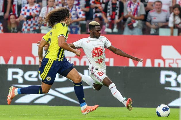 29.07.2025, Zabrze Liga Mistrzow UEFA sezon 2026 27 runda II kwalifikacji, Gornik Zabrze - Fenerbahce SK Stambul - UEFA Champions League football Match season 2026 27 round II qualification Gornik Zabrze - Fenerbahce SK Stambul Nz. Matteo Guendouzi Taofeek Ismaheel Fot. Michal Chwieduk Arena Akcji NEWSPIX.PL --- newspix.pl 