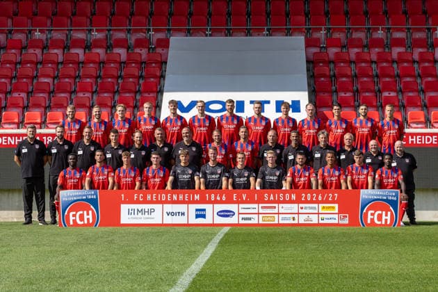 hi. Reihe v.li.: Tim Siersleben, Benedikt Gimber, Mikkel Kaufmann, Marko Zrilic, Adam Koelle, Maximilian Breunig, Julian Niehues, Patrick Mainka, Jan Schoeppner, Budu Zivzivadze, Mathias Honsak, Oualid Mhamdi, Adrian Beck mi. Reihe v.li.: Marc Weiss (Physiotherapeut), Roland Bosch (Physiotherapeut), Mario Aller (Torwartkoordinator), Tobias Haeussler (Athletik-Trainer), Marc Schnatterer (Co-Trainer), Dieter Jarosch (Co-Trainer), Frank Schmidt (Chef-Trainer), Jonas Foehrenbach, Marvin Pieringer, Alexander Raaf (Team-Manager), Said Lakhal (Athletik-Trainer), Bernd Weng (Torwarttainer), Dr. Udo Tiefenbacher (Teamarzt), Bernhard Raab (Co-Trainer), Manuel Henck (Zeugwart) vo. Reihe v.li.: Sirlord Conteh, Leart Pacarada, Yannik Wagner, Paul Hennrich, Felix Mark, Thomas Daehne, Frank Feller, Paul Tschernuth, Marnon Busch, Marcel Costly, Luca Kerber, Christian Conteh, GER, 1.FC Heidenheim, Fussball, 2. Bundesliga, Portraettermin 2026 2027, Mannschaftsfoto, 29.07.2026, DFL DFB REGULATIONS PROHIBIT ANY USE OF PHOTOGRAPHS AS IMAGE SEQUENCES AND OR QUASI-VIDEO, GER, 1.FC Heidenheim, Fussball, 2. Bundesliga, Portraettermin 2026 2027, Mannschaftsfoto, 29.07.2026 Heidenheim *** Hi, from left to right: Tim Siersleben, Benedikt Gimber, Mikkel Kaufmann, Marko Zrilic, Adam Koelle, Maximilian Breunig, Julian Niehues, Patrick Mainka, Jan Schoeppner, Budu Zivzivadze, Mathias Honsak, Oualid Mhamdi, Adrian Beck; middle row, from left: Marc Weiss, physical therapist; Roland Bosch, physical therapist; Mario Aller, goalkeeper coordinator; Tobias Haeussler, strength and conditioning coach; Marc Schnatterer, assistant coach; Dieter Jarosch, assistant coach; Frank Schmidt, head coach; Jonas Foehrenbach, Marvin Pieringer, Alexander Raaf, team manager; Said Lakhal, strength and conditioning coach; Bernd Weng, goalkeeper coach; Dr. Udo Tiefenbacher, team doctor; Bernhard Raab, assistant coach; Manuel Henck, equipment manager; from left to right: Sirlord Conteh, Leart Pacarada, Yannik Wagner, Paul Hennrich, Felix Mark, Thomas Daehne, Frank Feller, Paul Tschernuth, Marnon Busch, Marcel Costly, Luca Kerber, Christian Conteh, GER, 1. FC Heidenheim, Soccer, 2. Bundesliga, Team Photo Session 2026–2027, team photo, July 29, 2026, DFL and DFB regulations prohibit any use of photographs as image sequences and or quasi-video, GER, 1 FC Heidenheim, soccer, 2. Bundesliga, 2026–2027 portrait session, team photo, July 29, 2026, Heidenheim Copyright: xEibner-Pressefoto JanixPlessx EP_JPL