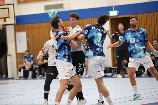 Finn-Luca Bies ( 28; HSG Eider Harde) behauptet sich im Zweikampf gegen zwei THW-Kiel-Verteidiger, darunter Harald Reinkind ( 6; THW Kiel), während der Ball bereits in der Luft ist. Die Szene zeigt intensive Körperlichkeit im Angriffsspiel in der Werner-Kuhrt-Halle in Hohn. Finn-Luca Bies ( 28; HSG Eider Harde) im Zweikampf gegen THW Kiel *** Finn Luca Bies, No. 28 of HSG Eider Harde, holds his ground in a one-on-one battle against two THW Kiel defenders, including Harald Reinkind 6 of THW Kiel, while the ball is already in the air. The scene showcases intense physical play on offense at the Werner Kuhrt Halle in Hohn. Finn Luca Bies 28 of HSG Eider Harde in a duel against THW Kiel Copyright: xspeedshotx