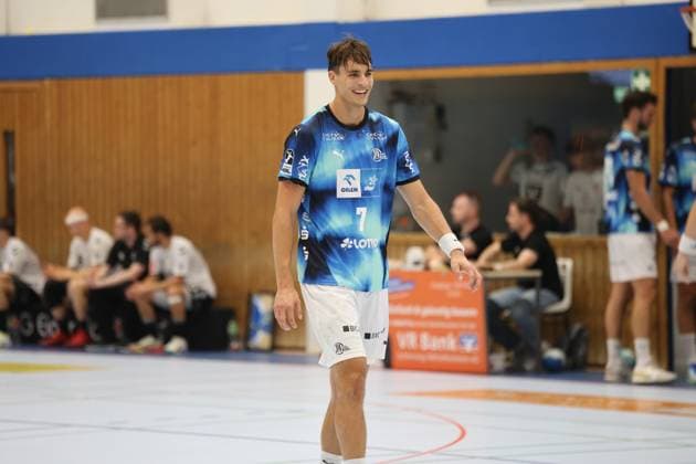 Julian Köster ( 7, THW Kiel) läuft lächelnd über das Spielfeld der Werner-Kuhrt-Halle während des Testspiels gegen die HSG Eider Harde am 29. Juli 2026. Im Hintergrund sind Spieler und Betreuer beider Teams zu sehen. Julian Köster ( 7, THW Kiel) beim Testspiel in Hohn *** Julian Köster (No. 7) of THW Kiel runs across the court at the Werner Kuhrt Halle with a smile during the exhibition game against HSG Eider Harde on July 29, 2026. Players and coaches from both teams can be seen in the background. Julian Köster (No. 7) of THW Kiel at the exhibition game in Hohn Copyright: xspeedshotx