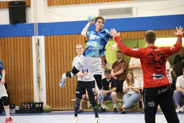 Ben Szilagyi ( 28; THW Kiel) springt hoch und zieht zum Wurf ab, während der Torwart der HSG Eider Harde mit der Nummer 33 die Arme hochreißt. Im Hintergrund verfolgen Zuschauer die Szene in der Werner-Kuhrt-Halle in Hohn. Ben Szilagyi ( 28; THW Kiel) beim Sprungwurf gegen HSG Eider Harde *** Ben Szilagyi, No. 28 of THW Kiel, jumps up and takes a shot, while the HSG Eider Harde goalkeeper, number 33, throws his arms up. In the background, spectators watch the action at the Werner Kuhrt Halle in Hohn. Ben Szilagyi, number 28 of THW Kiel, takes a jump shot against HSG Eider Harde Copyright: xspeedshotx