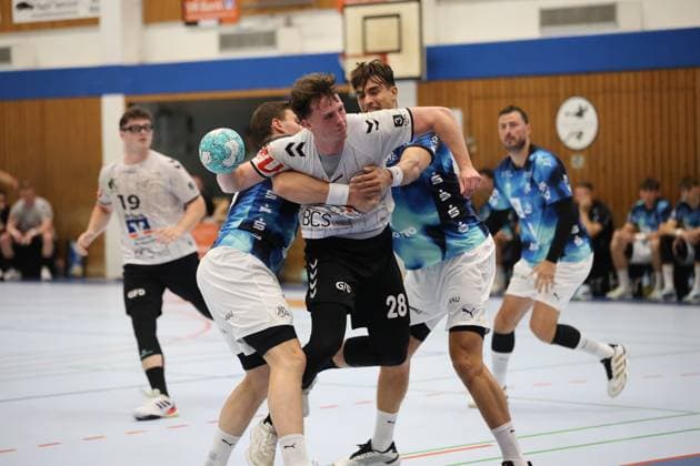 Testspiel zwischen THW Kiel und HSG Eider Harde am 29.07.2026 in der Werner-Kuhrt-Halle Hohn. Julian Köster (THW Kiel, grau-weiß) dringt mit dem Ball in die Abwehr ein und wird von zwei Spielern der HSG Eider Harde (blau) engmaschig verteidigt. Intensive Spielszene im Rückraum mit hohem Pressing der Gastgeber. Julian Köster und Lukas Laube im Zweikampf – THW Kiel gegen HSG Eider Harde *** Exhibition match between THW Kiel and HSG Eider Harde on July 29, 2026, at the Werner Kuhrt Halle in Hohn. Julian Köster (THW Kiel), wearing gray and white, penetrates the defense with the ball and is tightly marked by two players from HSG Eider Harde (in blue). An intense play sequence in the backcourt with heavy pressure from the home team. Julian Köster and Lukas Laube in a one-on-one battle—THW Kiel vs. HSG Eider Harde Copyright: xspeedshotx