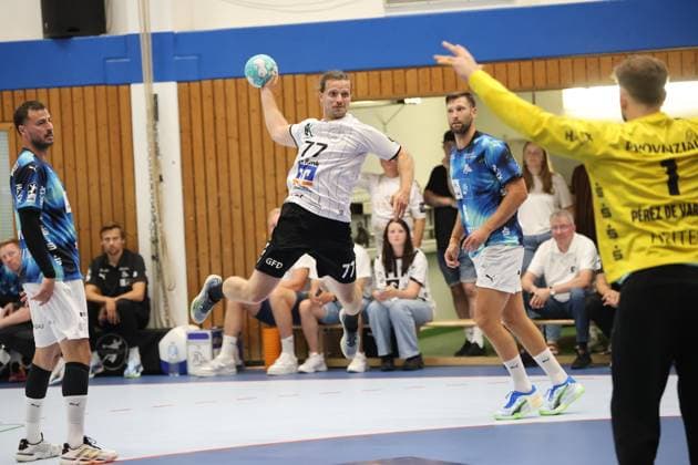 Georg Rohwer ( 77; HSG Eider Harde) springt zum Wurf, während Gonzalo Perez de Vargas ( 1; THW Kiel) im Tor die Arme hebt. Harald Reinkind ( 6; THW Kiel) und Domagoj Duvnjak ( 4; THW Kiel) beobachten die Szene in der Werner-Kuhrt-Halle in Hohn. Georg Rohwer ( 77; HSG Eider Harde) beim Sprungwurf gegen THW Kiel *** Georg Rohwer 77 of HSG Eider Harde jumps to take a shot, while Gonzalo Perez de Vargas (1), THW Kiel, raises his arms in goal; Harald Reinkind (6), THW Kiel, and Domagoj Duvnjak (4), THW Kiel, watch the action at the Werner Kuhrt Halle in Hohn; Georg Rohwer (77), HSG Eider Harde, takes a jump shot against THW Kiel Copyright: xspeedshotx