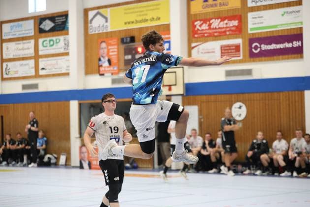 Kjell Suhr ( 27; THW Kiel) springt hoch und bereitet einen Wurf vor, während Max Dau ( 19; HSG Eider Harde) im Hintergrund beobachtet. Die Szene findet in der Werner-Kuhrt-Halle in Hohn statt. Kjell Suhr ( 27; THW Kiel) beim Sprungwurf in der Werner-Kuhrt-Halle *** Kjell Suhr (27, THW Kiel) jumps up and prepares to shoot, while Max Dau (19, HSG Eider Harde) watches in the background. The scene takes place at the Werner Kuhrt Halle in Hohn. Kjell Suhr (27, THW Kiel) takes a jump shot at the Werner Kuhrt Halle. Copyright: xspeedshotx