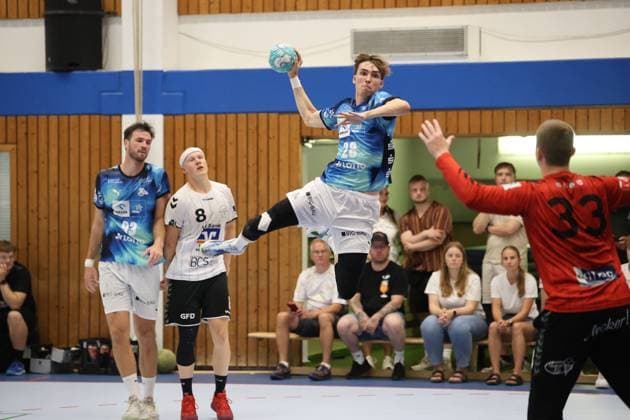 Ben Szilagyi ( 28, THW Kiel) führt einen kraftvollen Sprungwurf in der Werner-Kuhrt-Halle in Hohn durch. Das Testspiel zwischen THW Kiel und HSG Eider Harde zeigt intensive Handball-Spielweise mit Abwehrspielern der Eider Harde in Position. Ben Szilagyi ( 28, THW Kiel) beim Sprungwurf gegen HSG Eider Harde *** Ben Szilagyi, No. 28, of THW Kiel takes a powerful jump shot at the Werner Kuhrt Halle in Hohn. The exhibition match between THW Kiel and HSG Eider Harde features intense handball action, with Eider Harde’s defenders in position. Ben Szilagyi, No. 28, THW Kiel takes a jump shot against HSG Eider Harde Copyright: xspeedshotx