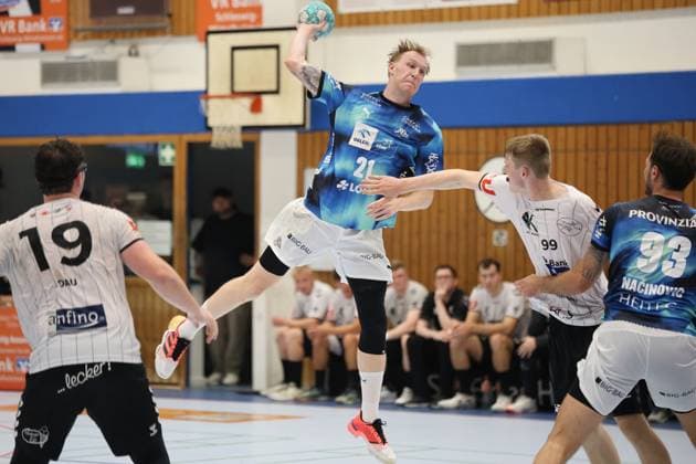 Eric Johansson ( 21; THW Kiel) springt hoch und zieht zum Wurf ab, während ein Spieler der HSG Eider Harde ( 99) versucht, den Abschluss zu blocken. Links im Bild ist Max Dau ( 19; HSG Eider Harde) zu sehen, rechts Veron Na?inovi? ( 93; THW Kiel). Eric Johansson ( 21; THW Kiel) beim Sprungwurf gegen HSG Eider Harde *** Eric Johansson 21 of THW Kiel jumps up and takes a shot, while a player from HSG Eider Harde 99 tries to block the shot. On the left side of the picture is Max Dau 19 of HSG Eider Harde; on the right is Veron Na inovi 93 of THW Kiel. Eric Johansson 21 of THW Kiel takes a jump shot against HSG Eider Harde Copyright: xspeedshotx