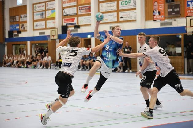 Eric Johansson ( 21; THW Kiel) springt in der Werner-Kuhrt-Halle in Hohn hoch und zieht mit dem Ball in der Wurfhand ab, während Tjorben Heckel ( 75; HSG Eider Harde) und ein weiterer Abwehrspieler der HSG Eider Harde versuchen, den Wurf zu blocken. Eric Johansson ( 21; THW Kiel) zieht ab gegen HSG Eider Harde *** Eric Johansson, No. 21 of THW Kiel, jumps high in the Werner Kuhrt Halle in Hohn and takes a shot with the ball in his shooting hand, while Tjorben Heckel (75) of HSG Eider Harde and another HSG Eider Harde defender try to block the shot. Eric Johansson (21) of THW Kiel takes a shot against HSG Eider Harde. Copyright: xspeedshotx